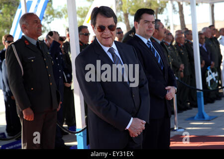 Larnaca, Zypern. 20. Juli 2015. Präsident von Zypern Nicos Anastasiadis (Mitte) steht auf der offiziellen Website in Timbou Friedhof. Zypern ist 41 Jahre seit der türkischen Invasion 1974. Bildnachweis: Yiorgos Doukanaris/Pacific Press/Alamy Live-Nachrichten Stockfoto