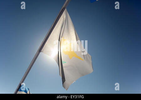 Larnaca, Zypern. 20. Juli 2015. Die Flaggen auf dem Timbou Friedhof in Zypern sind Halbmast wegen der Gedenktag der türkischen Invasion auf der Insel vor 41 Jahren. Zypern ist 41 Jahre seit der türkischen Invasion 1974. Bildnachweis: Yiorgos Doukanaris/Pacific Press/Alamy Live-Nachrichten Stockfoto