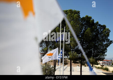 Larnaca, Zypern. 20. Juli 2015. Die Flaggen auf dem Timbou Friedhof in Zypern sind Halbmast wegen der Gedenktag der türkischen Invasion auf der Insel vor 41 Jahren. Zypern ist 41 Jahre seit der türkischen Invasion 1974. Bildnachweis: Yiorgos Doukanaris/Pacific Press/Alamy Live-Nachrichten Stockfoto