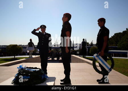 Larnaca, Zypern. 20. Juli 2015. Zypern-Polizeichef setzt einen Kranz in der Gedenkstätte des Volkes der türkischen Invasion auf Zypern 1974, Timbou Friedhof starb. Zypern ist 41 Jahre seit der türkischen Invasion 1974. Bildnachweis: Yiorgos Doukanaris/Pacific Press/Alamy Live-Nachrichten Stockfoto