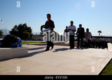 Larnaca, Zypern. 20. Juli 2015. Menschen legen Kränze in einem das Denkmal von den toten Menschen aus der türkischen Invasion auf Zypern 1974, Timbou Friedhof. Zypern ist 41 Jahre seit der türkischen Invasion 1974. Bildnachweis: Yiorgos Doukanaris/Pacific Press/Alamy Live-Nachrichten Stockfoto