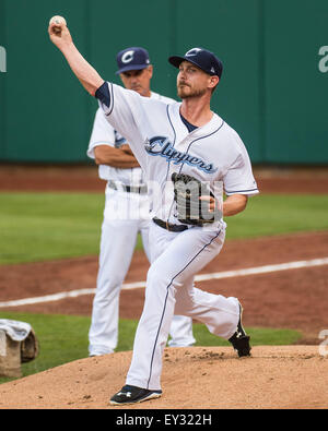 Columbus, Ohio, USA. 20. Juli 2015. Columbus PitcherJosh Tomlin erwärmt sich vor dem Spiel der regulären Saison zwischen Columbus Clippers und die Louisville Bats in Huntington Park, in Columbus OH. Brent Clark/Cal-Sport-Medien-Credit: Csm/Alamy Live-Nachrichten Stockfoto