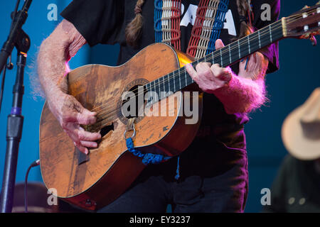 LINCOLN, CA-17.Juni: Willie Nelson spielt seine Gitarre, Trigger im Thunder Valley Casino Resort in in Lincoln, Kalifornien am Juni Stockfoto