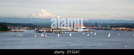 Ein Abend-Boot-Rennen wird auf dem Wasser des Puget Sound Tacoma Washington durchgeführt. Stockfoto