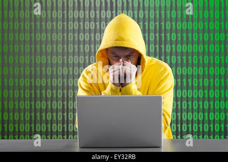 Mann in einer gelben Jacke arbeiten im Internet Stockfoto