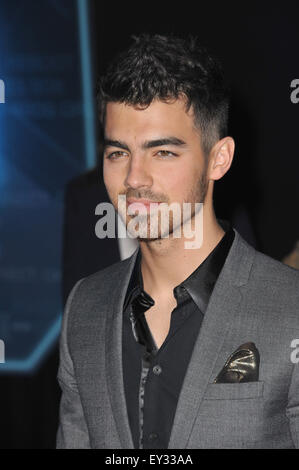 LOS ANGELES, CA - 11. Dezember 2010: Joe Jonas bei der Weltpremiere von "Tron: Legacy" am El Capitan Theatre in Hollywood. Stockfoto