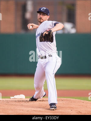 Columbus, Ohio, USA. 20. Juli 2015. Columbus Pitcher Josh Tomlin wirft während einem Spiel der regulären Saison zwischen Columbus Clippers und die Louisville Bats in Huntington Park, in Columbus OH. Brent Clark/Cal-Sport-Medien-Credit: Csm/Alamy Live-Nachrichten Stockfoto