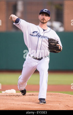 Columbus, Ohio, USA. 20. Juli 2015. Columbus Pitcher Josh Tomlin wirft während einem Spiel der regulären Saison zwischen Columbus Clippers und die Louisville Bats in Huntington Park, in Columbus OH. Brent Clark/Cal-Sport-Medien-Credit: Csm/Alamy Live-Nachrichten Stockfoto