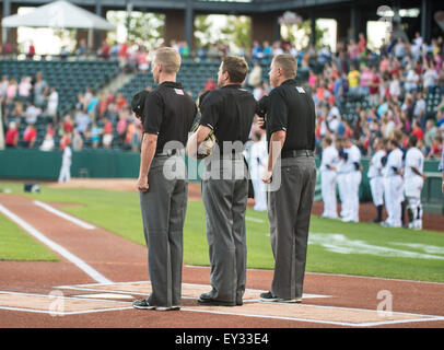 Columbus, Ohio, USA. 20. Juli 2015. Schiedsrichter zeigen ihren Respekt während der Nationalhymne in einer regulären Saison Spiel zwischen Columbus Clippers und die Louisville Bats in Huntington Park, in Columbus OH. Brent Clark/Cal-Sport-Medien-Credit: Csm/Alamy Live-Nachrichten Stockfoto