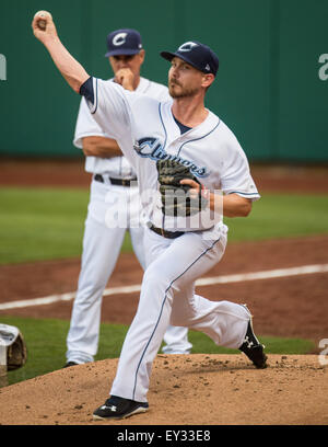 Columbus, Ohio, USA. 20. Juli 2015. Columbus PitcherJosh Tomlin erwärmt sich vor dem Spiel der regulären Saison zwischen Columbus Clippers und die Louisville Bats in Huntington Park, in Columbus OH. Brent Clark/Cal-Sport-Medien-Credit: Csm/Alamy Live-Nachrichten Stockfoto