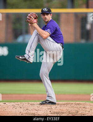 Columbus, Ohio, USA. 20. Juli 2015. Louisville Bats Krug Donn Roach (43) wirft bei einem Spiel der regulären Saison zwischen Columbus Clippers und die Louisville Bats in Huntington Park, in Columbus OH. Brent Clark/Cal-Sport-Medien-Credit: Csm/Alamy Live-Nachrichten Stockfoto