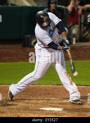 Columbus, Ohio, USA. 20. Juli 2015. Columbus Clippers erster Basisspieler, die Jesus Aguilar (30) nimmt Kontakt mit dem Ball während einem Spiel der regulären Saison zwischen Columbus Clippers und die Louisville Bats in Huntington Park, in Columbus OH. Brent Clark/Cal-Sport-Medien-Credit: Csm/Alamy Live-Nachrichten Stockfoto