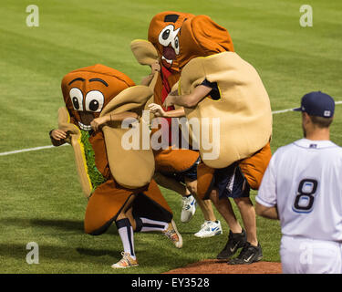 Columbus, Ohio, USA. 20. Juli 2015. Hot Dogs Kampf um Position während des Rennens Hot Dog in einem Spiel der regulären Saison zwischen Columbus Clippers und die Louisville Bats in Huntington Park, im Columbus OH. Brent Clark/Cal-Sport-Medien-Credit: Csm/Alamy Live-Nachrichten Stockfoto