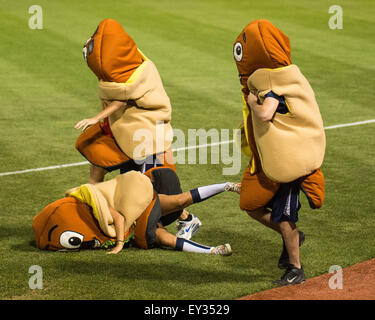 Columbus, Ohio, USA. 20. Juli 2015. Hot Dogs kollidieren während des Rennens Hot Dog in einem Spiel der regulären Saison zwischen Columbus Clippers und die Louisville Bats in Huntington Park, in Columbus OH. Brent Clark/Cal-Sport-Medien-Credit: Csm/Alamy Live-Nachrichten Stockfoto