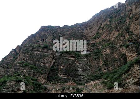 Shijiazhuang. 20. Juli 2015. Foto aufgenommen am 20. Juli 2015 zeigt alten taoistische Tempeln auf der Klippe im Sanggan-River-Canyon im Nordchinas Provinz Hebei Xuanhua County. Bildnachweis: Yang Shiyao/Xinhua/Alamy Live-Nachrichten Stockfoto