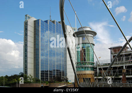 BASINGSTOKE, Großbritannien - 7. August 2007: Blick entlang einer zeitgenössischen Fußgängerbrücke auf das moderne Einkaufszentrum - Festival statt - und Stockfoto