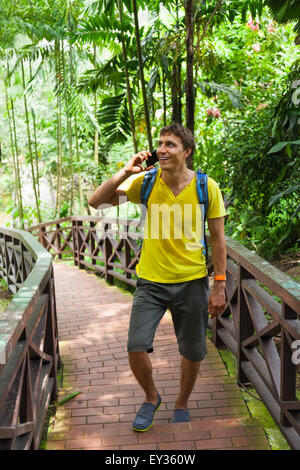 Touristischen Mann verwendet Zelle intelligente Anruf Lächeln Sommerurlaub Stockfoto