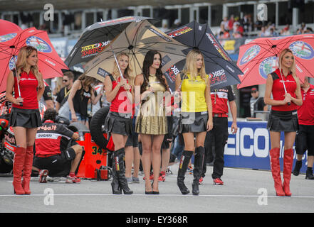 Salinas, Kalifornien, USA. 19. Juli 2015. ENI SBK Superbike Mädchen an der Startlinie bei der Eni FIM Superbike World Championship Laguna Sega Salinas, CA. Credit: Cal Sport Media/Alamy Live News Stockfoto