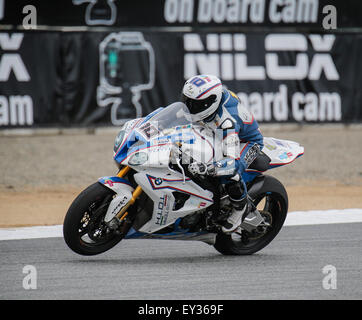 Salinas, Kalifornien, USA. 19. Juli 2015. # 10 Imre Toth Pop ein Wheelie während der Eni FIM Superbike World Championship Laguna Sega Salinas, CA. Credit: Cal Sport Media/Alamy Live News Stockfoto