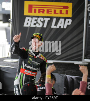 Salinas, Kalifornien, USA. 19. Juli 2015. Jonathan Rea hat Spaß mit den Fans außerhalb des Zeltes Medien nach der Eni FIM Superbike World Championship Laguna Sega Salinas, CA. Credit: Cal Sport Media/Alamy Live News Stockfoto