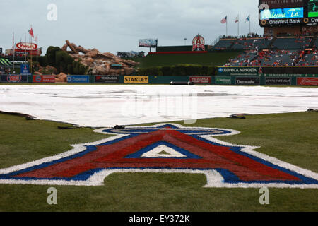 19. Juli 2015: Sonntag Spiel bekommt verregnet im Spiel zwischen den Boston Red Sox und den Los Angeles Angels of Anaheim, Angel Stadium in Anaheim, CA, Fotograf: Peter Joneleit Stockfoto