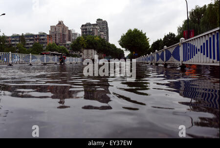 Hangzhou. 21. Juli 2015. Foto aufgenommen am 21. Juli 2015 zeigt eine überflutete Straße in der Innenstadt von Hangzhou, Hauptstadt der ostchinesischen Provinz Zhejiang. Sintflutartige Regenfälle getroffen die Stadt Dienstagmorgen, Auslösung, urban Staunässe. Bildnachweis: Wang Dingchang/Xinhua/Alamy Live-Nachrichten Stockfoto