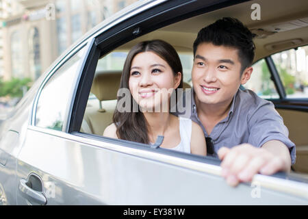 Glückliches junges Paar in einem Auto Stockfoto