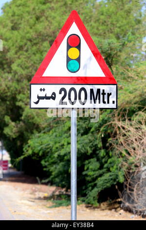 Ein Straßenschild in Arabisch und Englisch Achtung Autofahrer Ampel 200 Meter weiter, Königreich von Bahrain Stockfoto