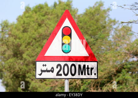 Ein Straßenschild in Arabisch und Englisch Achtung Autofahrer Ampel 200 Meter weiter, Königreich von Bahrain Stockfoto