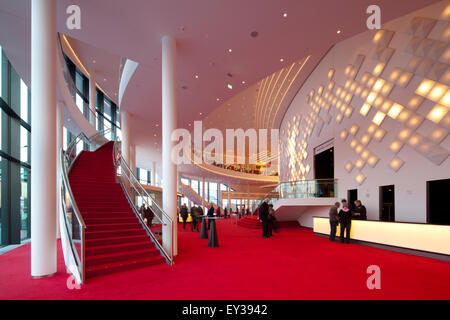 Großes Foyer auf zwei Etagen mit dekorativen Lichtinstallation, Stage Theater an der Elbe, Hamburg, Deutschland Stockfoto