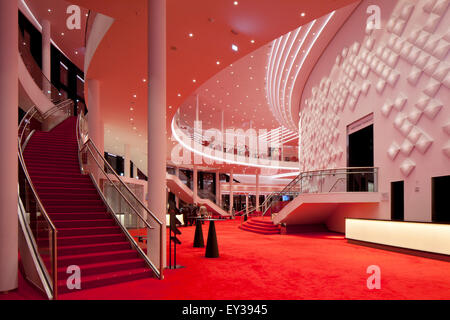 Großes Foyer auf zwei Etagen mit dekorativen Lichtinstallation, Stage Theater an der Elbe, Hamburg, Deutschland Stockfoto