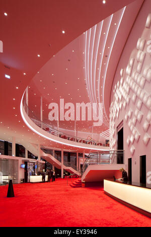 Großes Foyer auf zwei Etagen mit dekorativen Lichtinstallation, Stage Theater an der Elbe, Hamburg, Deutschland Stockfoto