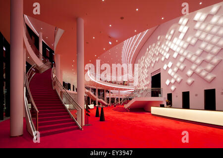 Großes Foyer auf zwei Etagen mit dekorativen Lichtinstallation, Stage Theater an der Elbe, Hamburg, Deutschland Stockfoto