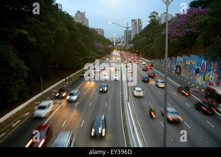 Verkehr auf der Avenida 23 de Maio, Abendstimmung São Paulo, Brasilien Stockfoto