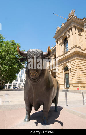 Der Bulle der Skulptur Bulle und Bär an der Börse, Frankfurt Am Main, Hessen, Deutschland Stockfoto