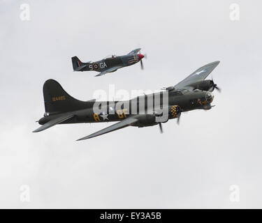 North American P51D Mustang und B - 17G Flying Fortress Sally B fliegen bei der Flying Legends Air Show 2015 erhalten Stockfoto