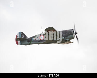 Curtiss H-75A-1 Hawk 75 uns Eindecker Jagdflugzeug fliegen im 2015 Flying Legends air Show Stockfoto