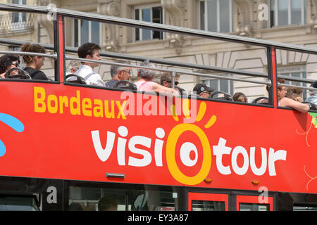 Visiotour Tour-Bus - offene ausgestrahlt Doppeldecker-Bus voller Touristen in Bordeaux, Frankreich Stockfoto