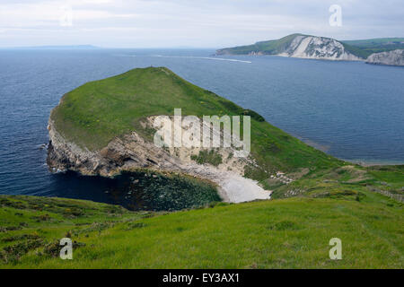 Worbarrow Tout mit Mupe Bay & Felsen hinter Bucht, Dorset Stockfoto