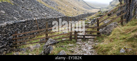 Panoramablick-Landschaft entlang der nebligen Gebirgspass im Herbst Stockfoto