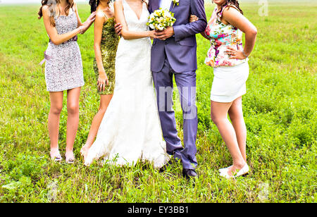 Brautjungfern mit Braut und Bräutigam Stockfoto