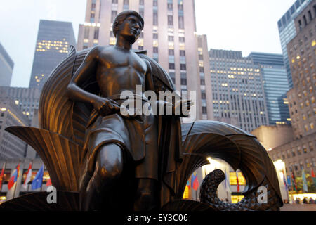 Bronze Menschheit Abbildung der Jugend von Paul Manship am Rockefeller Center in Manhattan, New York City. Stockfoto