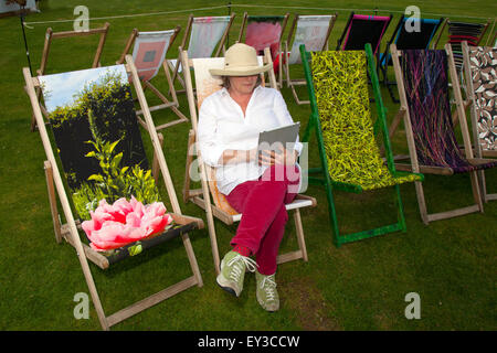 Gestaltete Blumengarten Sitz in Tatton Park, Cheshire, Großbritannien, 21. Juli 2015. Jane McFadyen aus der Manchester School of Art, mit ihrer Ausstellung, (Artschool Sommer Liegewiese Liegestühle), an der RHS Flower Show. Jane McFadyen ist Principal Lecturer in der Schule der Kunst arbeiten mit Verantwortung für Öffentlichkeitsarbeit und ist Leiter und Koordinator der Unit X die Fehlerhafte breite Einheit der Schwerpunkt auf Zusammenarbeit, externe Engagements und der Beschäftigungsfähigkeit. Stockfoto