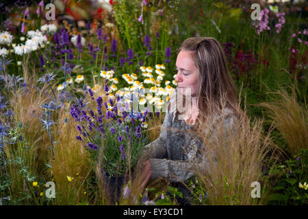 Tatton Park, Cheshire, UK. 21. Juli 2015. Rachael James aus Kendal Grasses Last-Minute-Anpassungen an ihre Ausstellung bei der RHS Flower Show. Bildnachweis: Mar Photographics/Alamy Live-Nachrichten Stockfoto