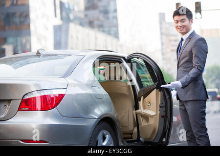 Chauffeur Autotür öffnen Stockfoto