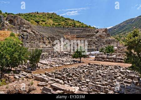Ruinen, & bleibt in der Nähe von Selcuk Ephesus, Kusadasi, Türkei mit wichtigsten Amphitheater im Hintergrund. Stockfoto