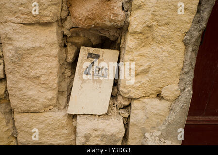 Altes Haus Nummernzeichen in alten Steinmauer, Provence, Frankreich Stockfoto