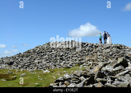 Wanderern stehen in der Nähe der trigonometrischen Punkt Foel Drygarn Preseli Hills Pembrokeshire Wales Cymru UK GB Stockfoto