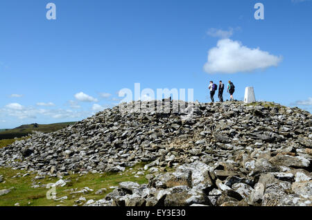 Wanderern stehen in der Nähe der trigonometrischen Punkt Foel Drygarn Preseli Hills Pembrokeshire Wales Cymru UK GB Stockfoto