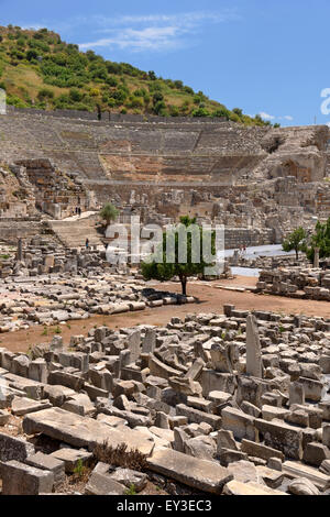 Das große Amphitheater von Ephesus, Selcuk, Kusadasi, Türkei, mit Mauerwerk Lagerfläche im Vordergrund Stockfoto